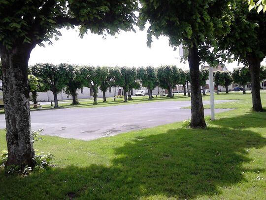 Très belle place au centre du village..